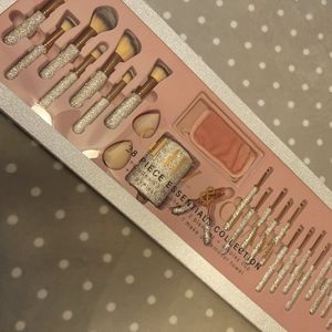 Sold!!!! Glitz & Glam 28 piece Essentials collection Brush Set !! SOLD!!